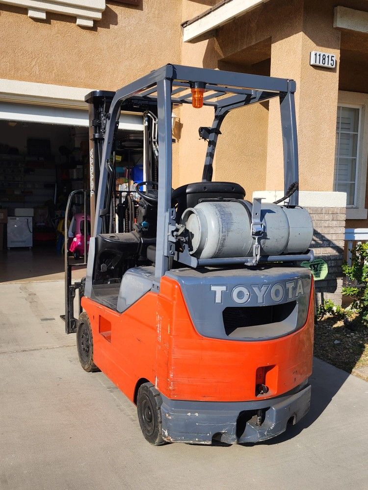 Toyota 8FGCU15 propane forklift