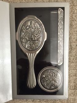 New! Lovely Keepsake Baby Shower Gift 💖 Brush, Comb and Mirror Boxed Gift Set