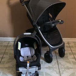 LIKE NEW CHICCO BRAVO TRAVEL SYSTEM STROLLER CAR SEAT AND BASE!!!!