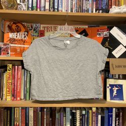 DIVIDED by H&M-women’s gray short sleeved crop tee-shirt