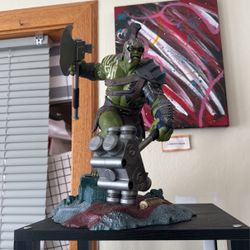 Hulk Statue