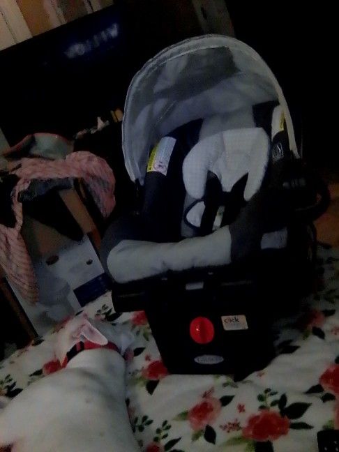 Graco Click Connect Car seat Barely Used Great Condition 