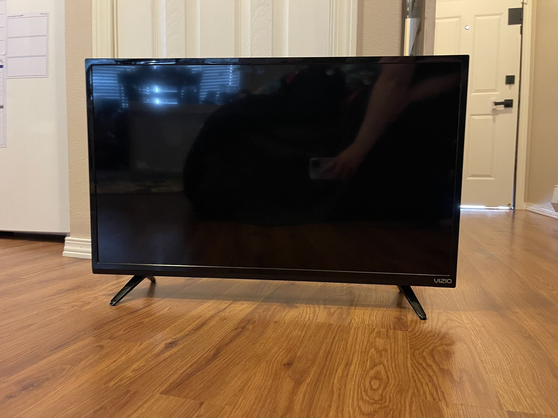 VIZIO 32” Smart LED TV (D32h-F4) – Like New, Connects To WiFi, HDMI, Streaming Ready!