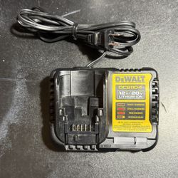 Dewalt 12V/2OV MAX 4 Amp Charger