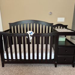 Crib with attached Changing Station And Mattress
