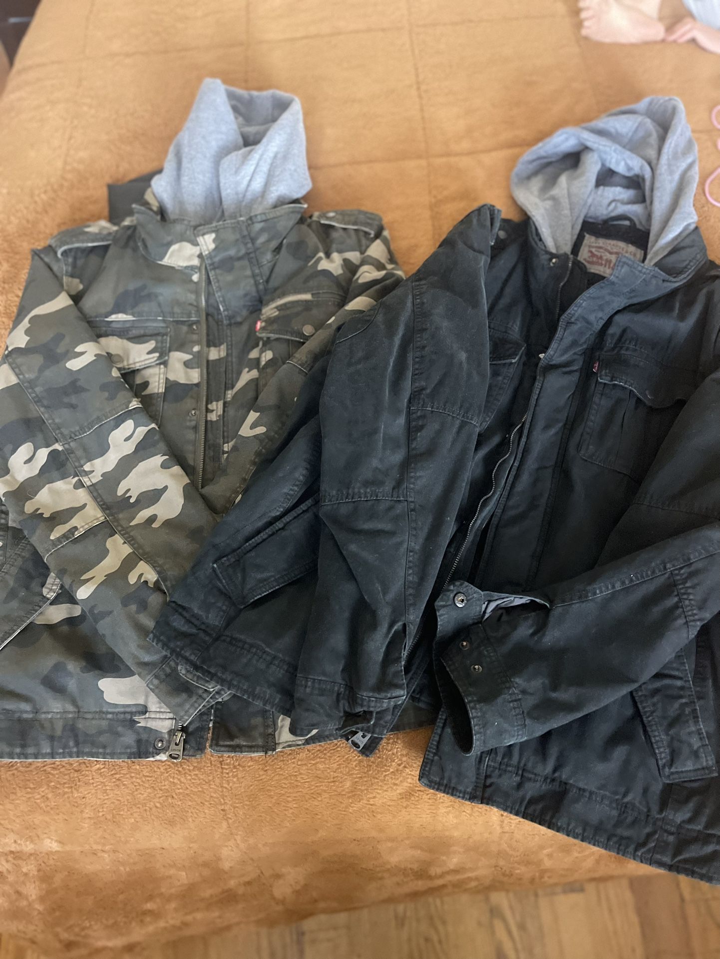 2 men levi's jacket size large and extra large