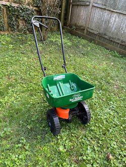 Scotts Turf Builder EdgeGuard Mini Broadcast Spreader