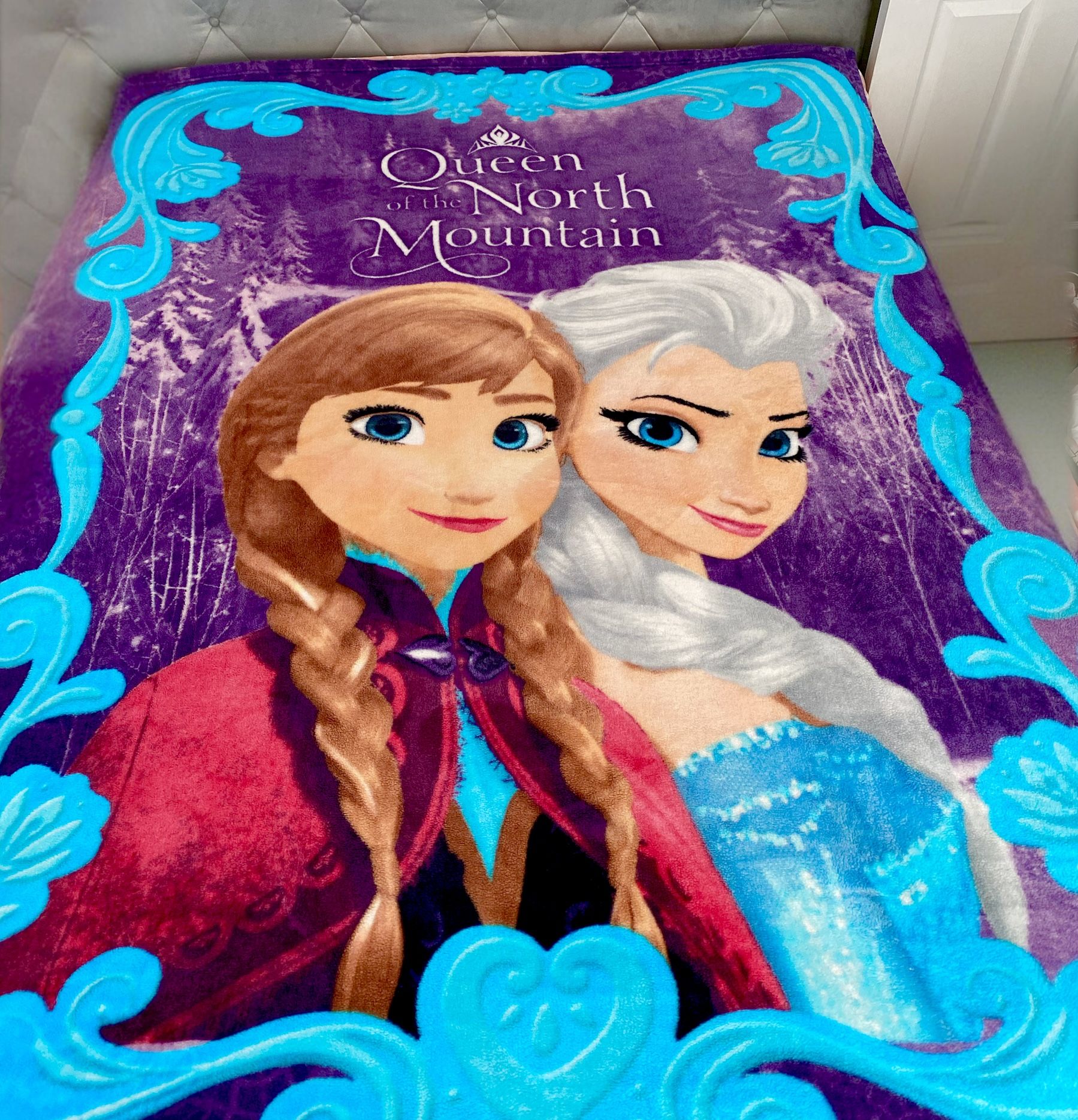 Beautiful Disney Frozen Elsa and Anna Fleece Blanket, Full/Twin Size ❄️💜