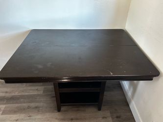 Table an chairs comes with leef extension