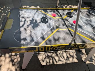 Air hockey table
