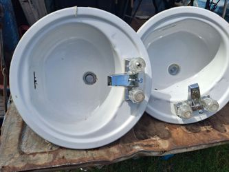 2 small metal sinks