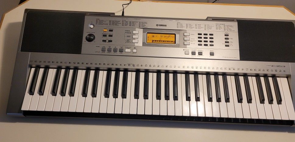 Yamaha Electric Keyboard PSRE353