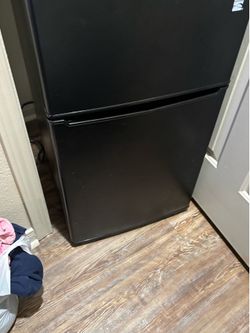 Mini refrigerator with freezer