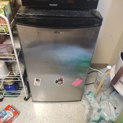 Mini Fridge for Sale $60 