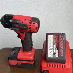 SNAP ON TOOL EXCELLENT CONDITION TWO BATTERY AND CHARGER $360 SERIOUS BUYERS PLEASE