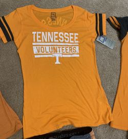 Tennessee volunteers Medium clothing 3 T-shirts and a pair of shorts left