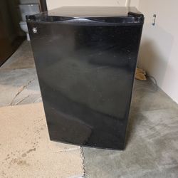 GE 4.4CU foot mini fridge