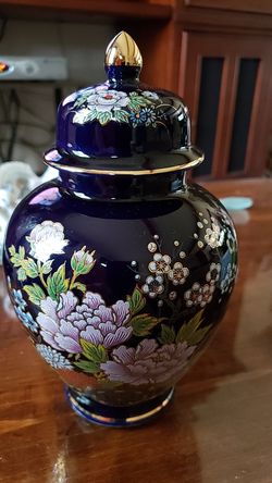 Pretty vase or urn