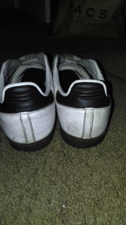 THEY HAVE LACES I JUST NEED TO PUT THEM IN