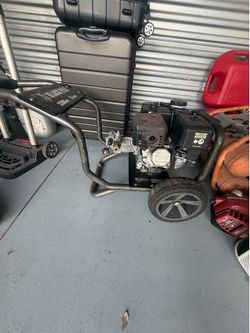 Black max 3300psi 2.4gpm pressure washer. Starts right up to ft