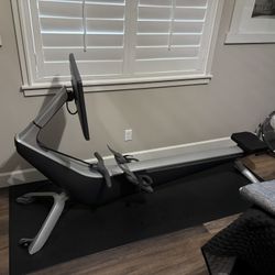 Hydrow Row machine With mat