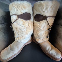 Woman's Size 39 Pajar boots and a beautiful pair of gloves.