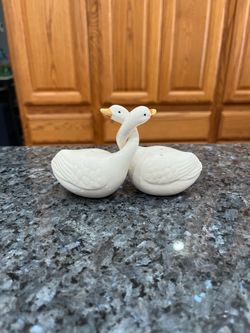 Vintage Pair of Duck Geese Salt and Pepper Shakers. Preowned never used . The bottom Has some wear due to sitting on display in a cabinet for many yea