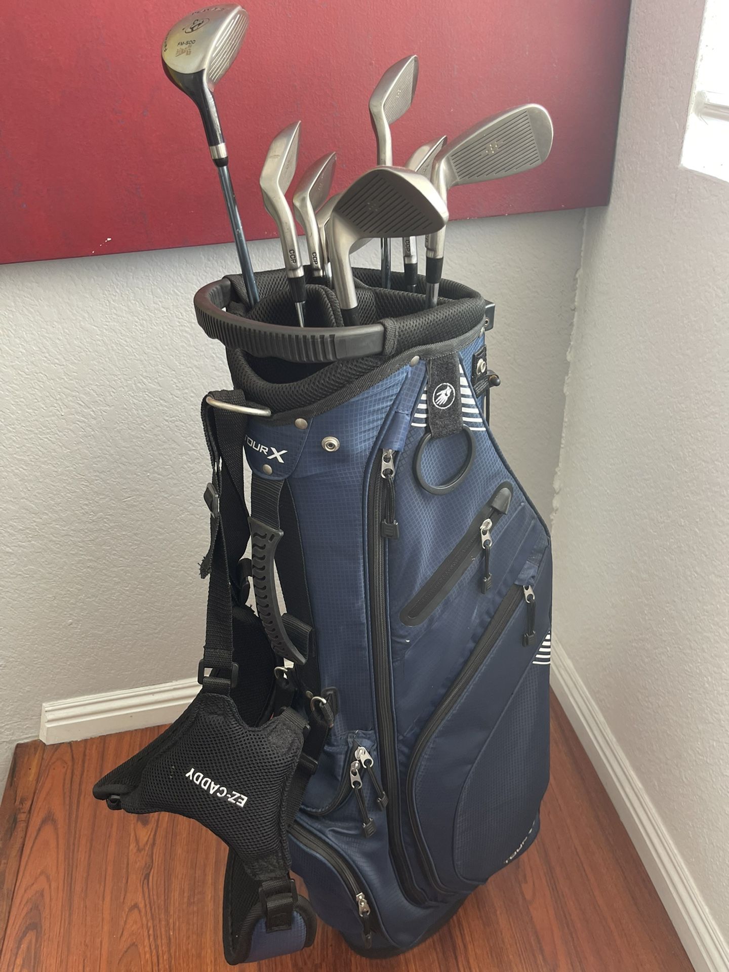 Tour X Golf carry Bag. EZ caddy W Giant Golf Clubs for Sale in Irvine