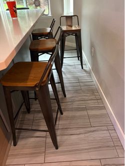 4 bar stools/chairs