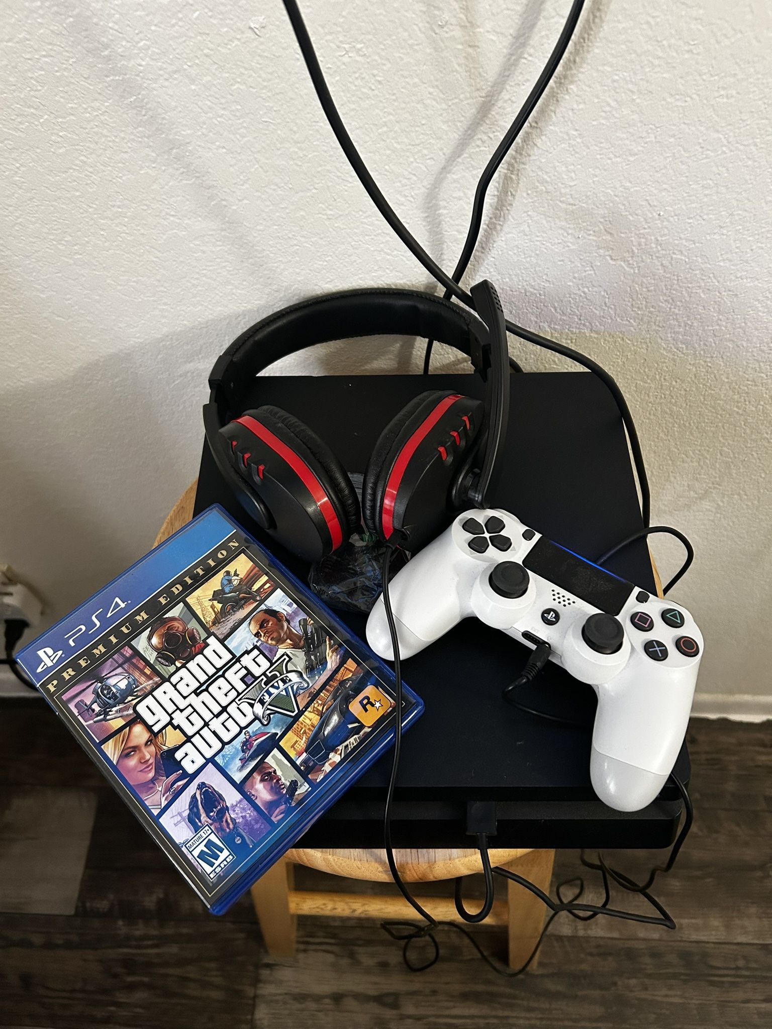 PS4 Slim & 8 Games