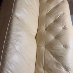 Couch 100 %. Leather 