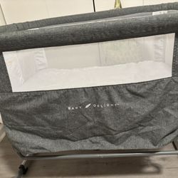 Baby Delight Beside Me Dreamer Bassinet & Bedside Sleeper In Charcoal Grey 