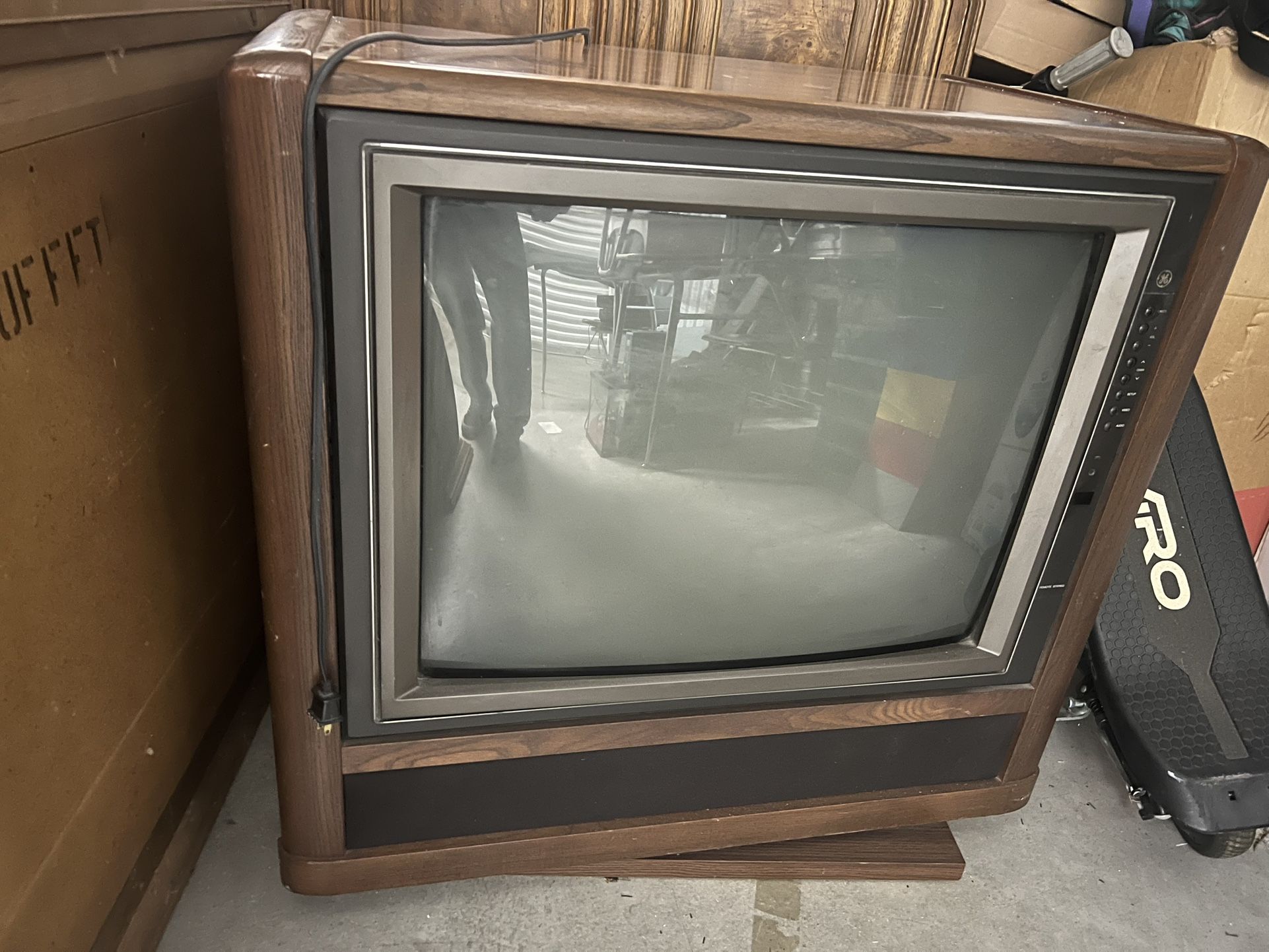 1990 GE TV On A Swivel Base