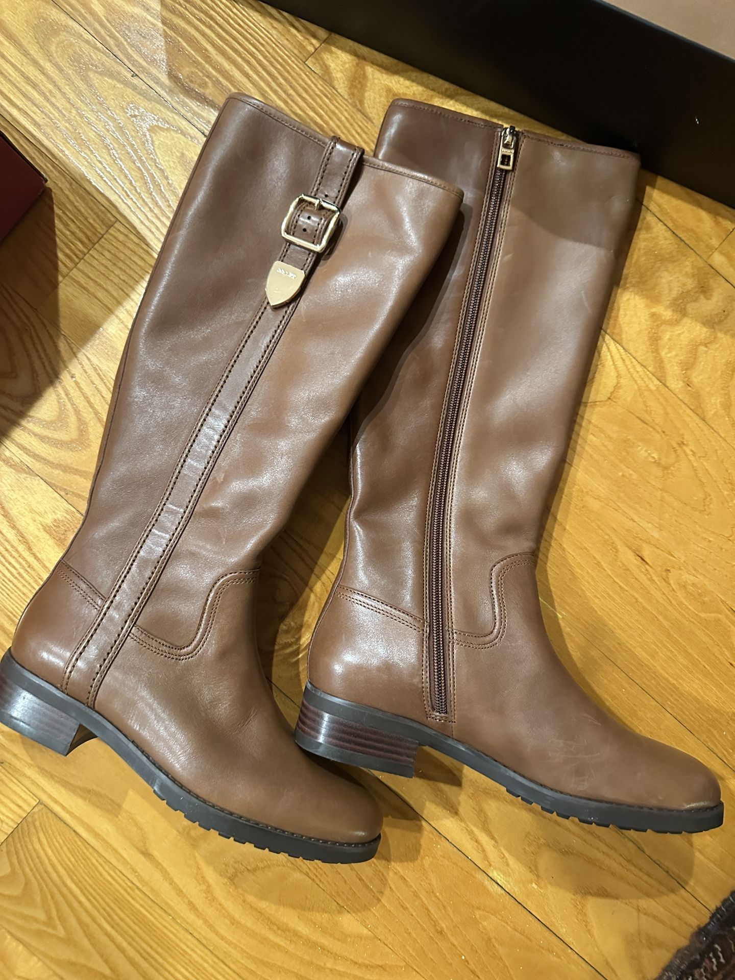 (never worn in box) Coach easton brown leather boots - US 7