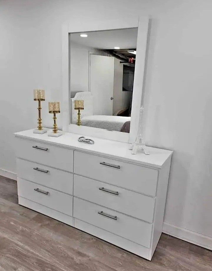 Dresser With Mirror// Cómoda Con Espejo