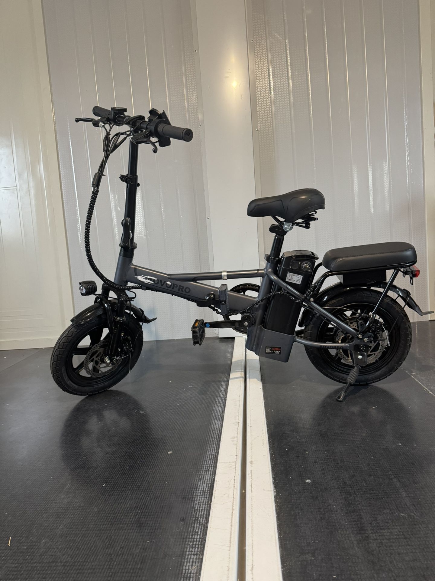 Folding electric bicycle