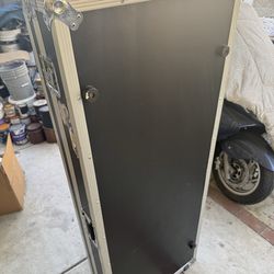 Large heavy duty road case w wheels