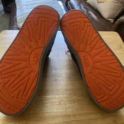 Big Kids Size 6 (Women’s Size 8) Navy Blue Uggs, Like New! 