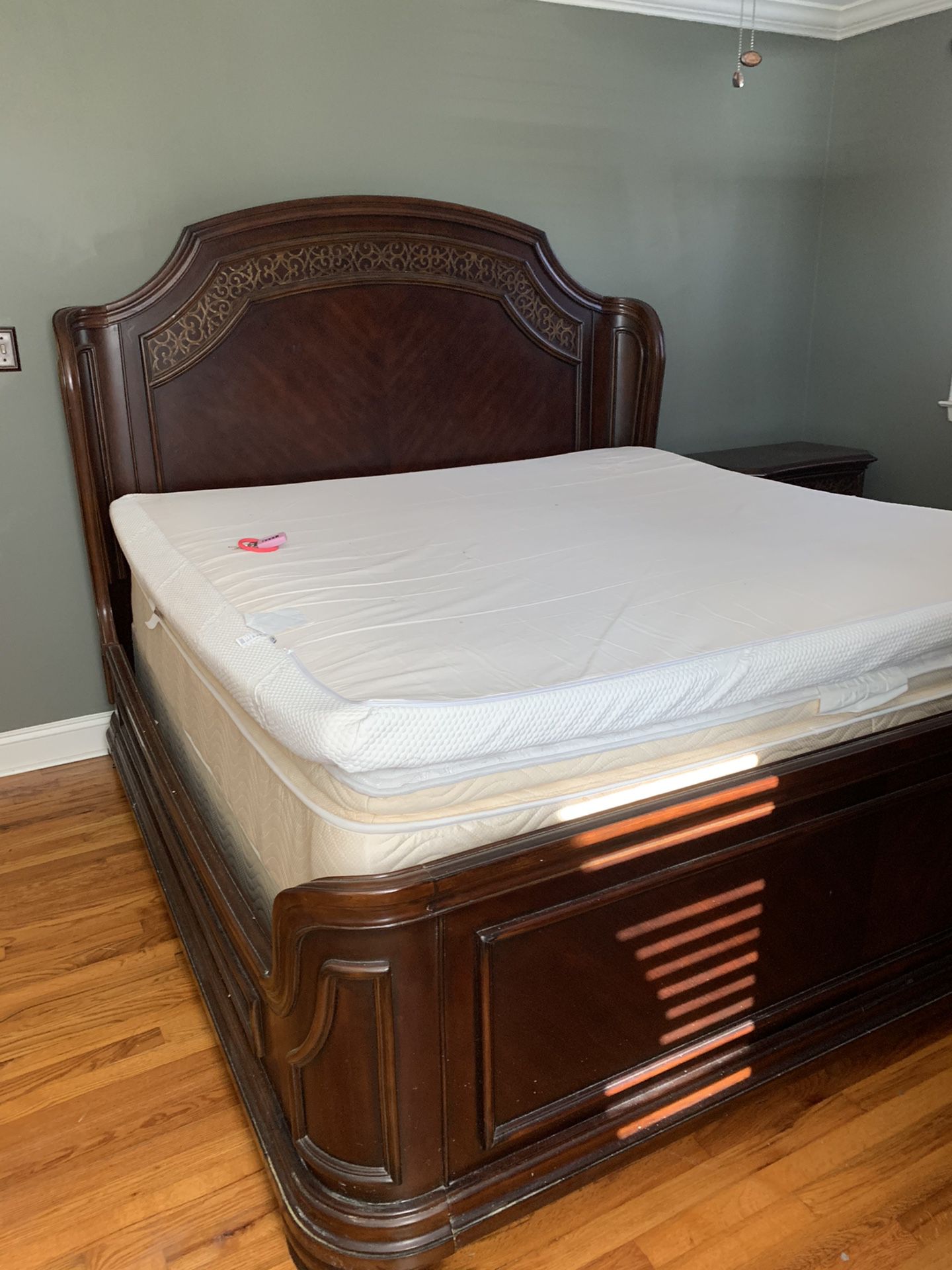 Pulaski King Size Bedroom Suite