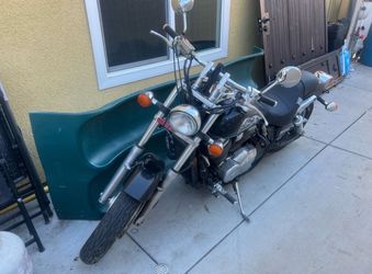 Motorcycle shadow spirit 750 (2005)