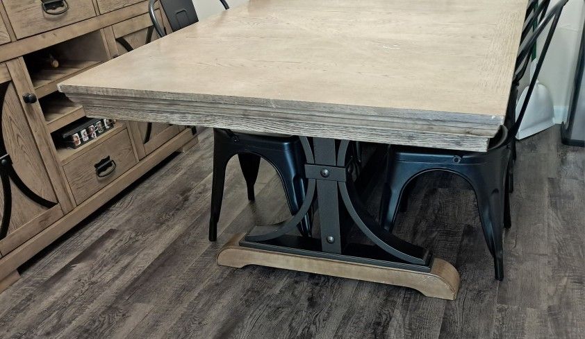 Diningroom Table