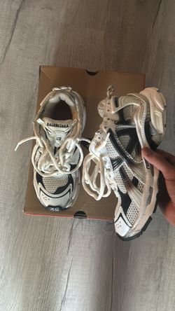 Balenciagas Runners Black and white
