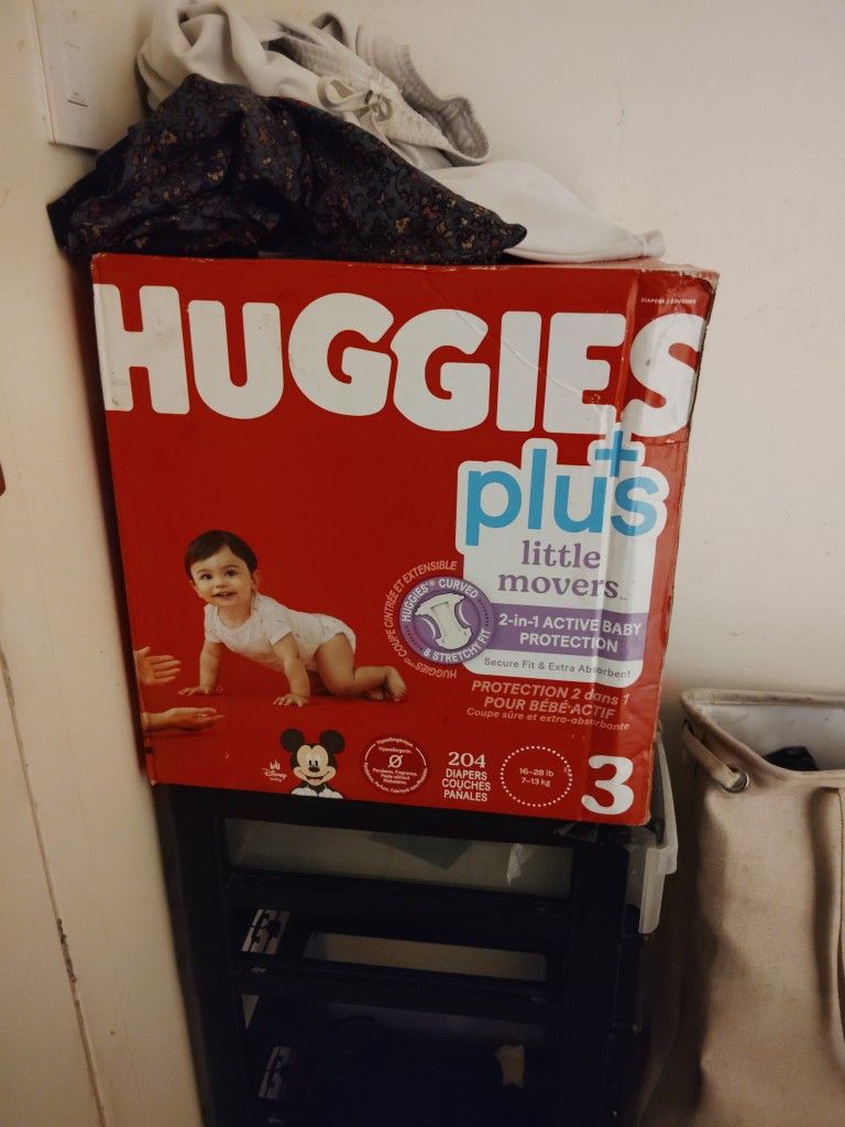 HUGE Box Of Huggies Size 3, 204 Count.