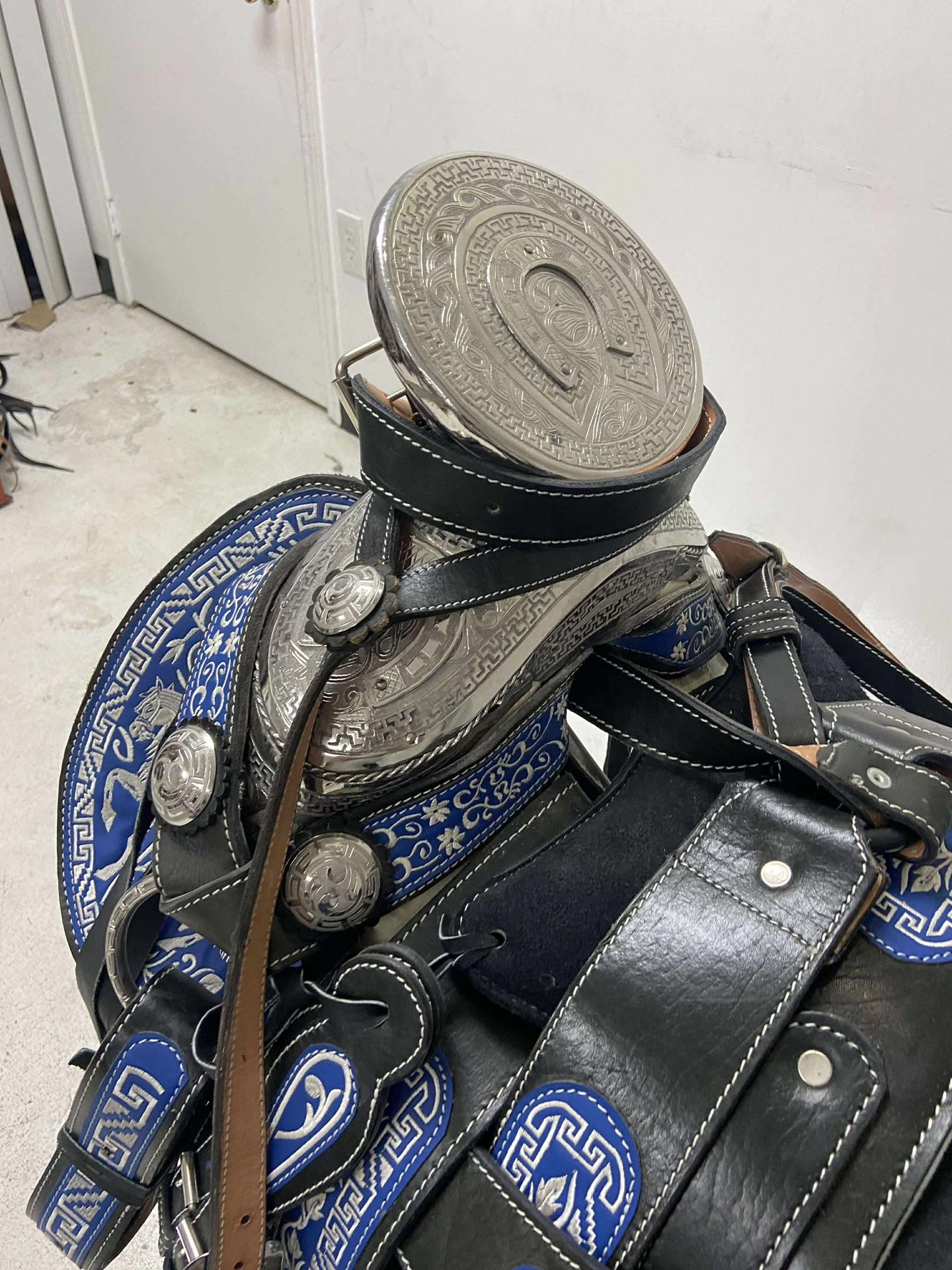Montura charra súper bordada con Herrage y fuste plateado completo