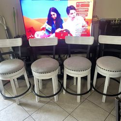 4 Bar Stools 