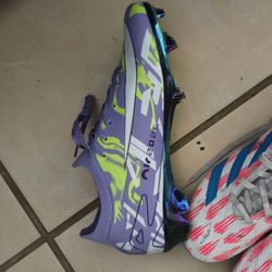 Soccer shoes