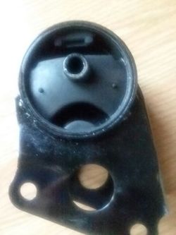 Motor mount support for a Nissan Altima 2000 to 2005 for front engine.