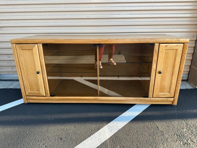 Tv unit, entertainment center with glass shelves/mueble para tv con repisas de vidrio