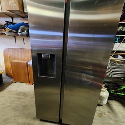 2024 Samsung Refrigerator (Model RS27T5200SR)