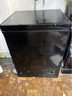 Bodacious Deep Freezer, black, 5 cu ft